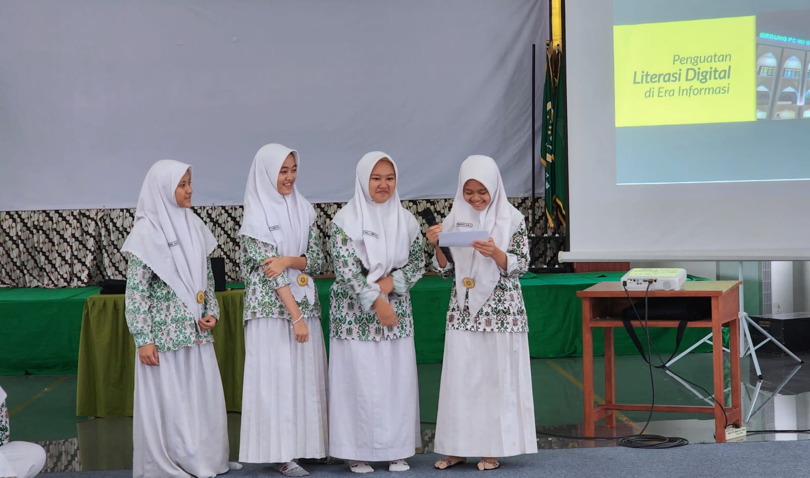 Kegiatan Penguatan Literasi Digital di MTs Ihyaul Ulum Dukun Gresik ini juga mengajak para siswa-siswi untuk berkelompok, berdiskusi dan mempresentasikan berita Hoaks yang pernah mereka temu. Foto: dok MTs Ihyaul Ulum Dukun/NUGres