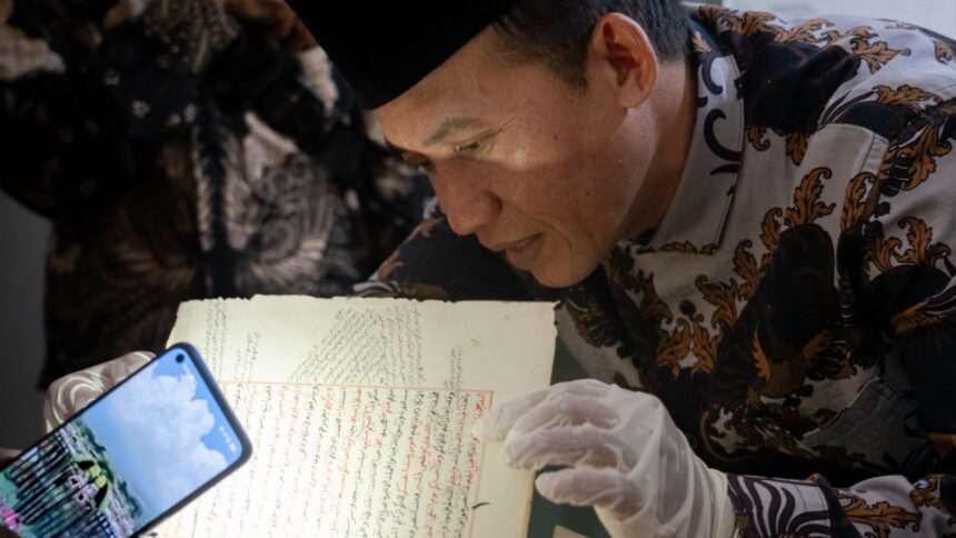 Prof Oman Fathurahman, salah satu guru besar filologi Indonesia kala melihat koleksi manuskrip para muassis Pondok Pesantren Qomaruddin Bungah Gresik. Foto: dok Qomaruddin Media/NUGres