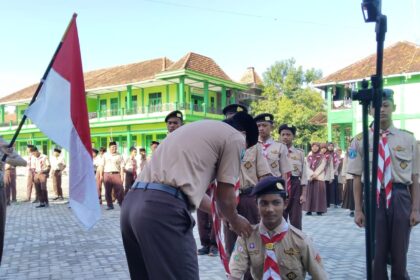 Puluhan siswa-siswi di pangkalan Madrasah Aliyah Al Karimi Tebuwung Dukun Gresik mengikuti pengukuhan Pramuka Penegak Bantara dan Laksana, Selasa (10/12/2024). Foto: dok MA Al Karimi/NUGres