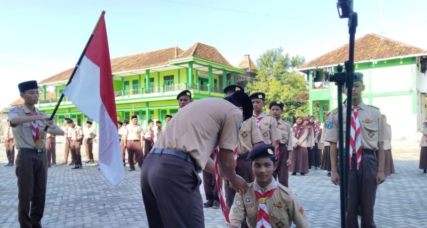 Puluhan siswa-siswi di pangkalan Madrasah Aliyah Al Karimi Tebuwung Dukun Gresik mengikuti pengukuhan Pramuka Penegak Bantara dan Laksana, Selasa (10/12/2024). Foto: dok MA Al Karimi/NUGres