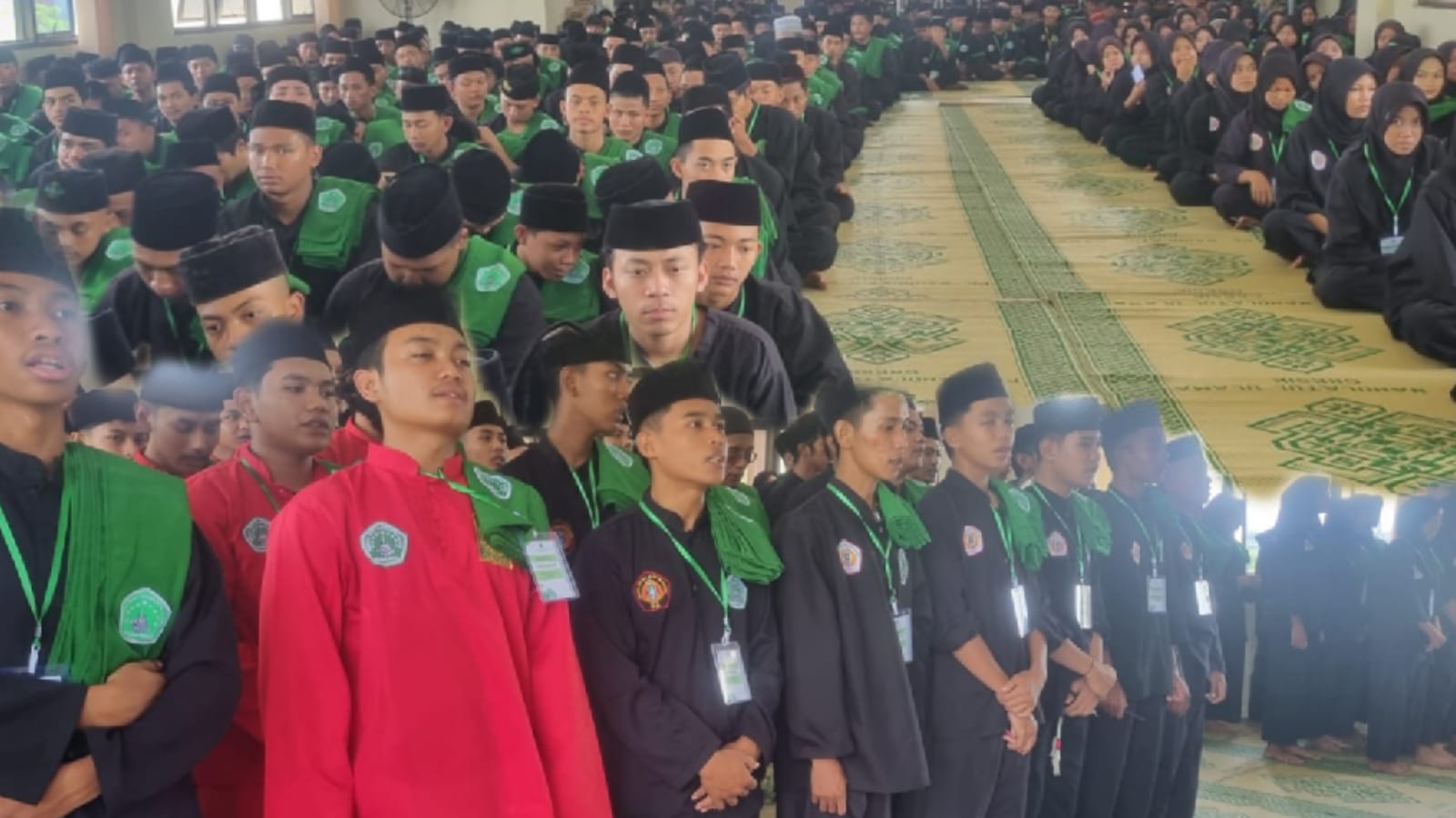 Ratusan santri Pencak Silat Nahdlatul Ulama Pagar Nusa Gresik mengikuti prosesi baiat di Gedung PCNU Gresik. Foto: dok PC PSNU Pagar Nusa Gresik/NUGres