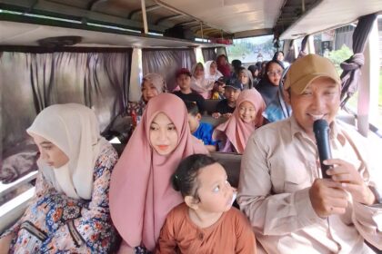 Mas Choi, pendiri komunitas Rumah Edukasi Belajar Bareng Seru (BBS) yang juga kader GP Ansor Anak Cabang Cerme Gresik, saat bersama rombongan dalam kegiatan lokal tur bareng anak-anak, Senin (23/12/2024). Foto: dok Rumah BBS/NUGres