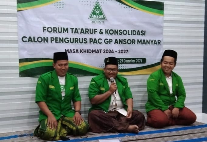 Ketua terpilih Pimpinan Anak Cabang (PAC) GP Ansor Manyar 2024 - 2027, sahabat Ubaidillah saat menyampaikan sambutan di forum ta'aruf dan konsolidasi pada Ahad (29/12/2024) malam. Foto: dok PAC GP Ansor Manyar/NUGres