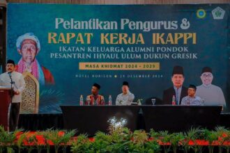 Ketua Umum Ikatan Alumni Ikatan Keluarga Alumni Pondok Pesantren Ihyaul Ulum (IKAPPI) Dukun Gresik, Dr. H. Jazilul Fawaid, SQ, MA, saat menyampaikan sambutan dalam Pelantikan dan Rapat Kerja pada Ahad (29/12/2024). Foto: dok IKAPPI/NUGres