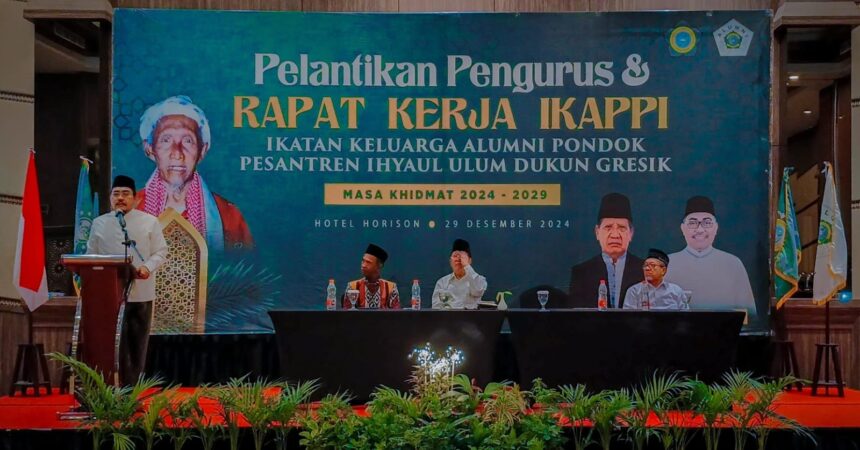 Ketua Umum Ikatan Alumni Ikatan Keluarga Alumni Pondok Pesantren Ihyaul Ulum (IKAPPI) Dukun Gresik, Dr. H. Jazilul Fawaid, SQ, MA, saat menyampaikan sambutan dalam Pelantikan dan Rapat Kerja pada Ahad (29/12/2024). Foto: dok IKAPPI/NUGres