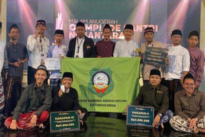 Santri Mambaus Sholihin dan mahasantri Universitas Kiai Abdullah Faqih (UNKAFA) Gresik berhasil meraih prestasi di ajang Musabaqoh Qiroatil Kutub (MQK) Nasional. Foto: ist/NUGres