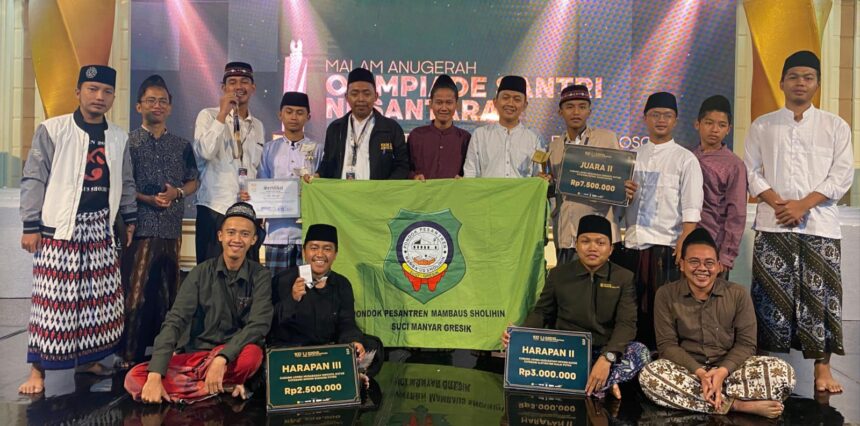 Santri Mambaus Sholihin dan mahasantri Universitas Kiai Abdullah Faqih (UNKAFA) Gresik berhasil meraih prestasi di ajang Musabaqoh Qiroatil Kutub (MQK) Nasional. Foto: ist/NUGres