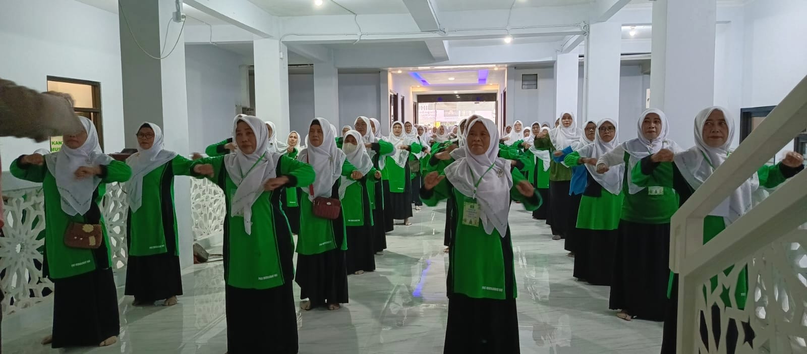 Ibu-ibu Muslimat penuh semangat dalam Senam Sehat yang berlangsung di dalam Gedung MWCNU Bungah. Foto: dok LTN MWCNU Bungah/NUGres