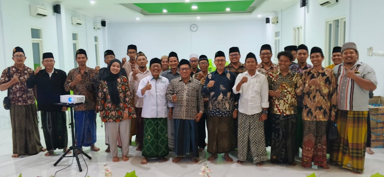 Jajaran PCNU Gresik, MWCNU Gresik, PRNU se-Wakil Cabang NU Bungah bersama Admin SiNU mengabadikan momen dengan berfoto bersama. Foto: dok LTN MWCNU Bungah