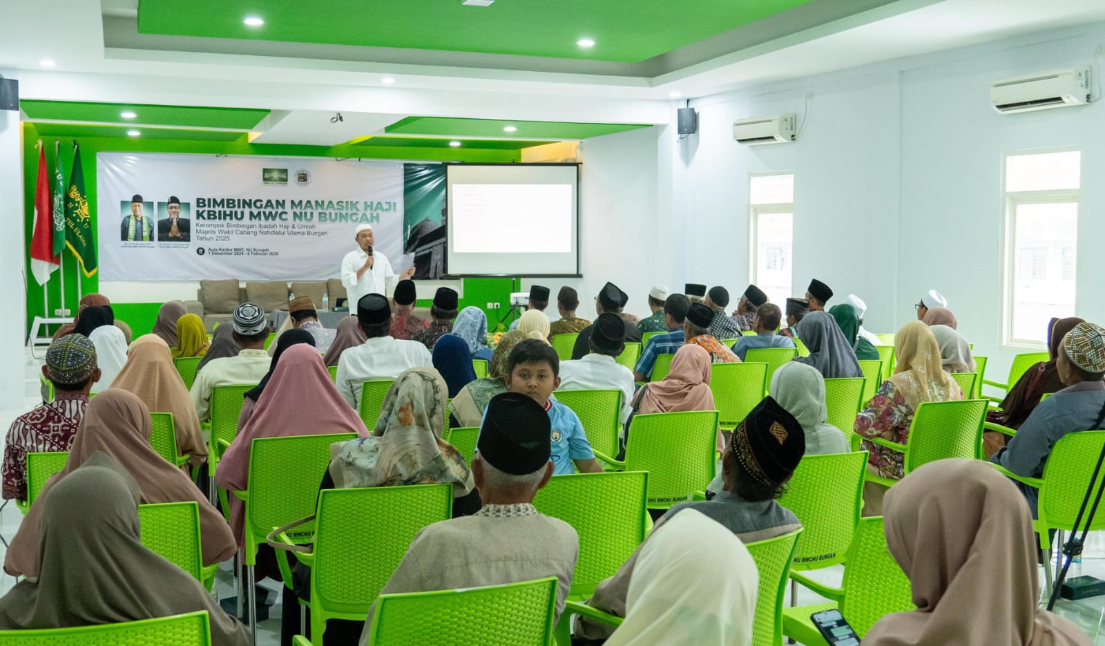 Calon jemaah haji KBIHU MWCNU Bungah nampak menyimak dengan antusias pemaparan KH. M. Ala'uddin berkenaan hikmah haji dan umroh. Foto: dok LTN MWCNU Bungah/NUGres