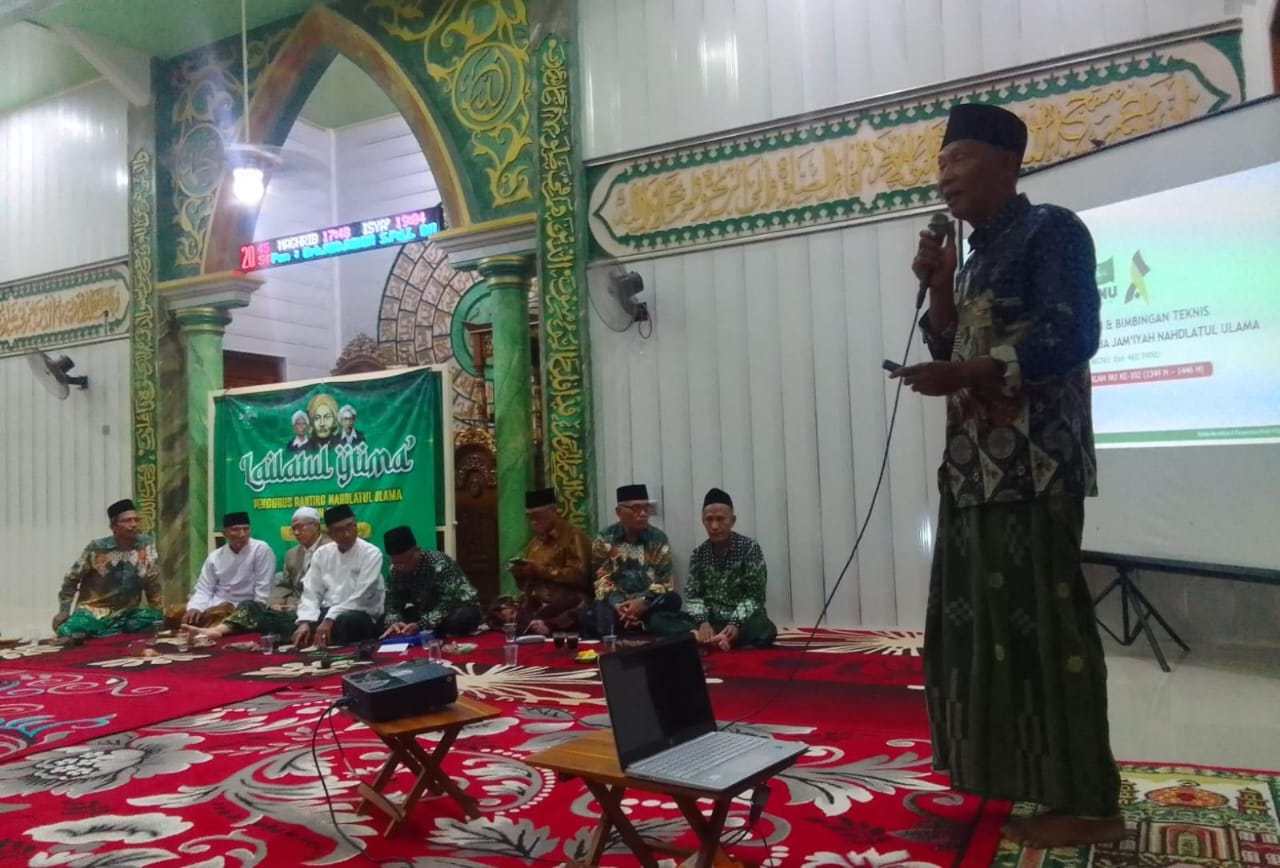 Tim PCNU Gresik, Ali Mujib mempresentasikan seluruh instrumen yang dibutuhkan dalam Pengukuran Kinerja Jamiyyah. Foto: dok MWCNU Dukun