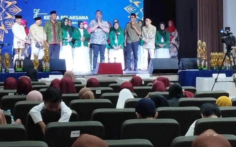 Wakil Bupati terpilih dr Asluchul Alif turut, turut hadir menyemarakkan pembukaan Festival PASQI 2024, Ahad (8/12/2024). Ia berbagi semangat dan motivasi dalam pengembangan seni qasidah di kota Santri. Foto: dok PASQI Gresik/NUGres