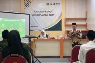 Fasilitator Gerakan Keluarga Maslahah Nahdlatul Ulama (GKMNU), Ahmad Aminuddin, M.A., saat mempresentasikan materi di depan puluhan pengurus Ikatan Sarjana Nahdlatul Ulama Gresik (ISNU) dalam FGD dan Workshop Keluarga Maslahah, Sabtu (14/12/2024) siang. Foto: dok PC ISNU Gresik/NUGres