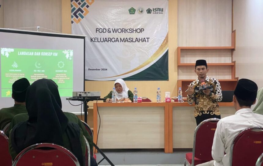 Fasilitator Gerakan Keluarga Maslahah Nahdlatul Ulama (GKMNU), Ahmad Aminuddin, M.A., saat mempresentasikan materi di depan puluhan pengurus Ikatan Sarjana Nahdlatul Ulama Gresik (ISNU) dalam FGD dan Workshop Keluarga Maslahah, Sabtu (14/12/2024) siang. Foto: dok PC ISNU Gresik/NUGres