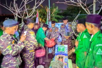 Teladani jejak sang pejuang kemanusiaan almarhum Banser Riyanto, Puluhan Pimpinan Anak Cabang (PAC) GP Ansor Kedamean berziarah dan kirimkan doa, Selasa (24/12/2024) malam. Foto: dok PAC GP Ansor Kedamean/NUGres