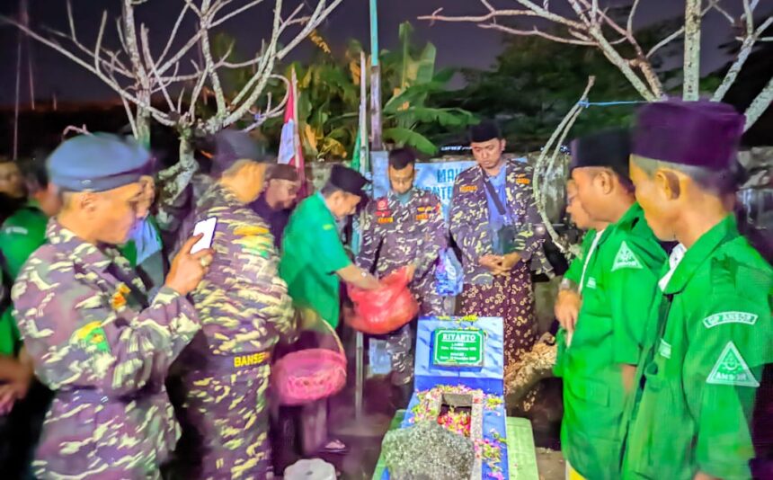 Teladani jejak sang pejuang kemanusiaan almarhum Banser Riyanto, Puluhan Pimpinan Anak Cabang (PAC) GP Ansor Kedamean berziarah dan kirimkan doa, Selasa (24/12/2024) malam. Foto: dok PAC GP Ansor Kedamean/NUGres