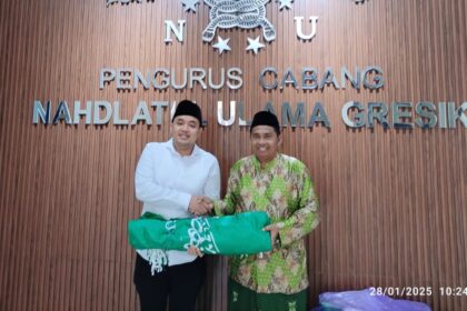 Turut berpartisipasi menyemarakkan Harlah ke-102 NU anggota DPRD Gresik M. Rizaldi Saputra menyerahkan bantuan Bendera NU ke PCNU Gresik, Selasa (28/1/2024). Foto: Chidir/NUGres