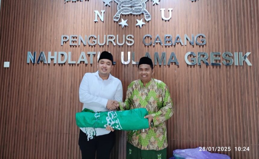 Turut berpartisipasi menyemarakkan Harlah ke-102 NU anggota DPRD Gresik M. Rizaldi Saputra menyerahkan bantuan Bendera NU ke PCNU Gresik, Selasa (28/1/2024). Foto: Chidir/NUGres