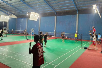 Dua Pimpinan Ranting (PR) IPNU IPPNU di wilayah Anak Cabang Bungah, bikin Badminton Friendly Match sebagai bagian dari kolaborasi. Foto: Ahmad Mubarok/NUGres