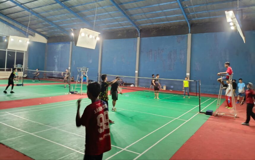 Dua Pimpinan Ranting (PR) IPNU IPPNU di wilayah Anak Cabang Bungah, bikin Badminton Friendly Match sebagai bagian dari kolaborasi. Foto: Ahmad Mubarok/NUGres