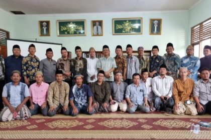 Sekretaris PRNU se-Wakil Cabang NU Ujungpangkah dan Admin SiNU seusai mengikuti Bimtek Pengukuran Kinerja Jamiyyah NU, Selasa (7/1/2025). Foto: dok MWCNU Ujungpangkah/NUGres