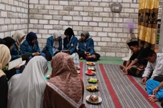 Turut Dihadiri Mahasiswa KKN Unair, rutinan Dibaan pada Ahad (12/1/2025) malam, yang diselenggarakan oleh Pimpinan Ranting (PR) IPNU IPPNU Mojopurowetan Bungah Gresik, terasa spesial. Foto: dok PR IPNU IPPNU Mojopurowetan/NUGres