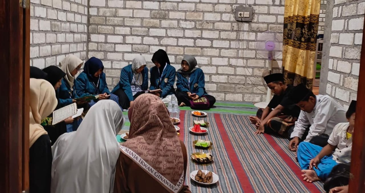 Turut Dihadiri Mahasiswa KKN Unair, rutinan Dibaan pada Ahad (12/1/2025) malam, yang diselenggarakan oleh Pimpinan Ranting (PR) IPNU IPPNU Mojopurowetan Bungah Gresik, terasa spesial. Foto: dok PR IPNU IPPNU Mojopurowetan/NUGres