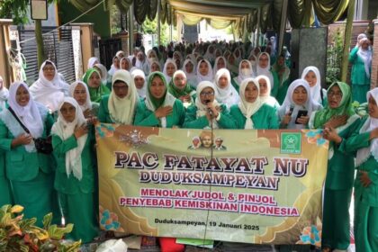 Di sela-sela berlangsungnya pertemuan rutin, Ahad (19/1/2025), Pimpinan Anak Cabang (PAC) Fatayat NU Duduksampeyan bersama dengan ratusan anggotanya kompak mendeklarasikan Tolak Judi Online dan Pinjaman Online. Foto: M. Mudzakir/NUGres