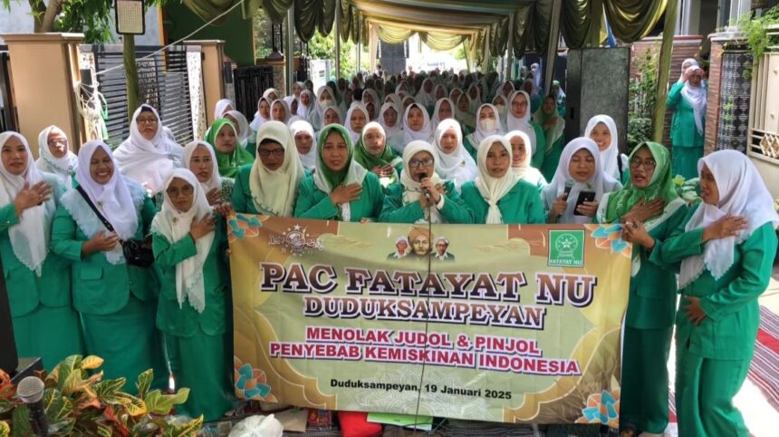 Di sela-sela berlangsungnya pertemuan rutin, Ahad (19/1/2025), Pimpinan Anak Cabang (PAC) Fatayat NU Duduksampeyan bersama dengan ratusan anggotanya kompak mendeklarasikan Tolak Judi Online dan Pinjaman Online. Foto: M. Mudzakir/NUGres