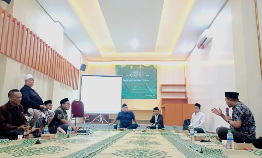 Focus Group Discussion (FGD) “Menggali Ingatan Jejak Sejarah PCNU Gresik” digelar Lembaga Ta'alif wan Nasyr Nahdlatul Ulama (LTNNU Gresik), Rabu (29/1/2025). Foto: dok LTN PCNU Gresik/NUGres