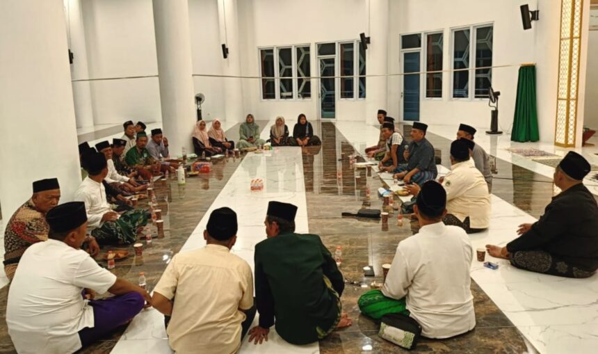 Panitia PCNU Gresik bersama Panitia Lokal melakukan rapat koordinasi awal guna mempersiapkan resepsi Puncak Harlah ke-102 NU, Rabu (29/1/2025) malam. Foto: dok Panitia/NUGres