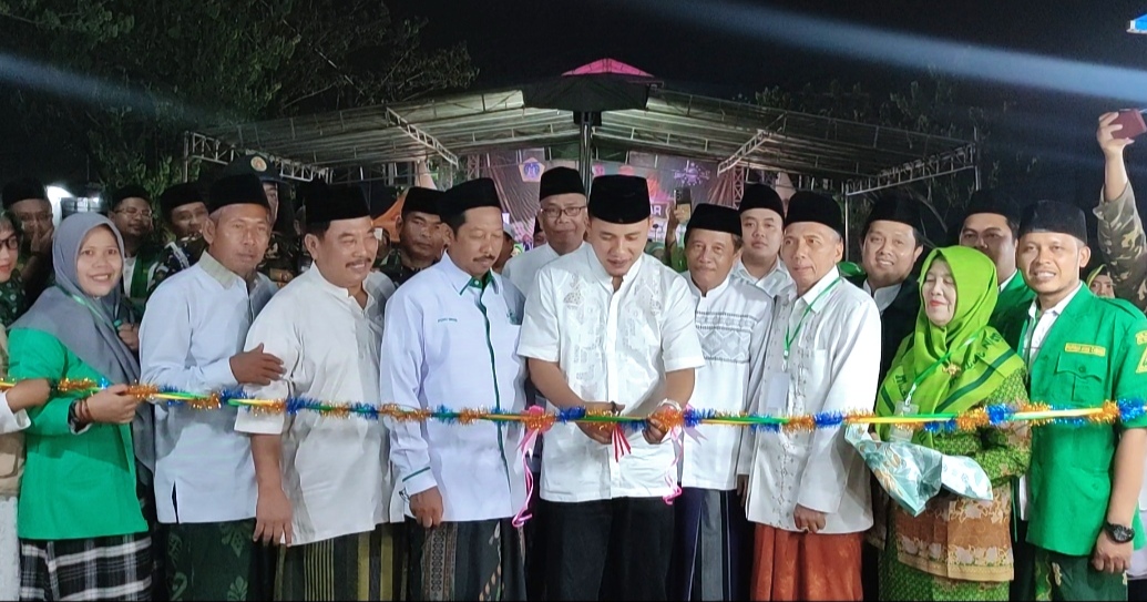 Camat Driyorejo Muhammad Amri, S.SiT., M.AP., bersama para tokoh yang hadir secara resmi membuka event Nahdlatut Tujjar Santri Fest 2025 dalam rangka peringatan Harlah ke-102 NU yang diselenggarakan oleh MWCNU Driyorejo. 