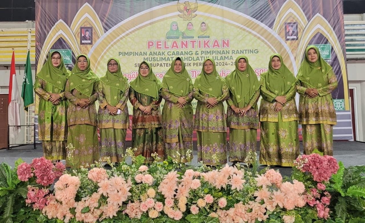 Jajaran Pimpinan Cabang Muslimat NU Kabupaten Gresik mengabdikan momen dengan berfoto bersama usai penyelenggaraan kegiatan. Foto: dok PC Muslimat NU Kabupaten Gresik/NUGres