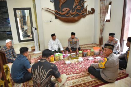 Kapolres Gresik AKBP Rovan Richard Mahenu S.I.K., M.Si. bersama jajaran Pejabat Utama (PJU) Polres Gresik, melaksanakan safari silaturahmi ke Ketua Tanfidziyah PCNU Gresik, Dr. KH. Mulyadi MM, pada Jumat (17/1/2025). Foto: ist/NUGres