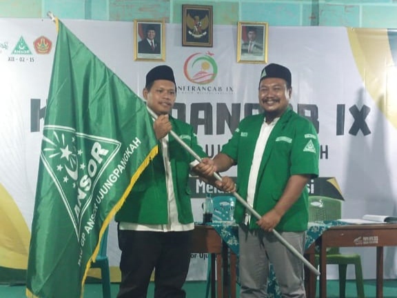 Ketua PAC GP Ansor Ujungpangkah masa khidmat 2022 - 2024 Rizal Arifianto (kanan), menyerahkan bendera panji GP Ansor kepada Ahmad Mahdi (kiri) seusai terpilih secara aklamasi sebagai Ketua PAC GP Ansor Ujungpangkah masa khidmat 2025 - 2028 pada Konferansi Anak Cabang Ujungpangkah ke-IX, Jumat (17/1/2025). Foto: dok PAC GP Ansor Ujungpangkah/NUGres