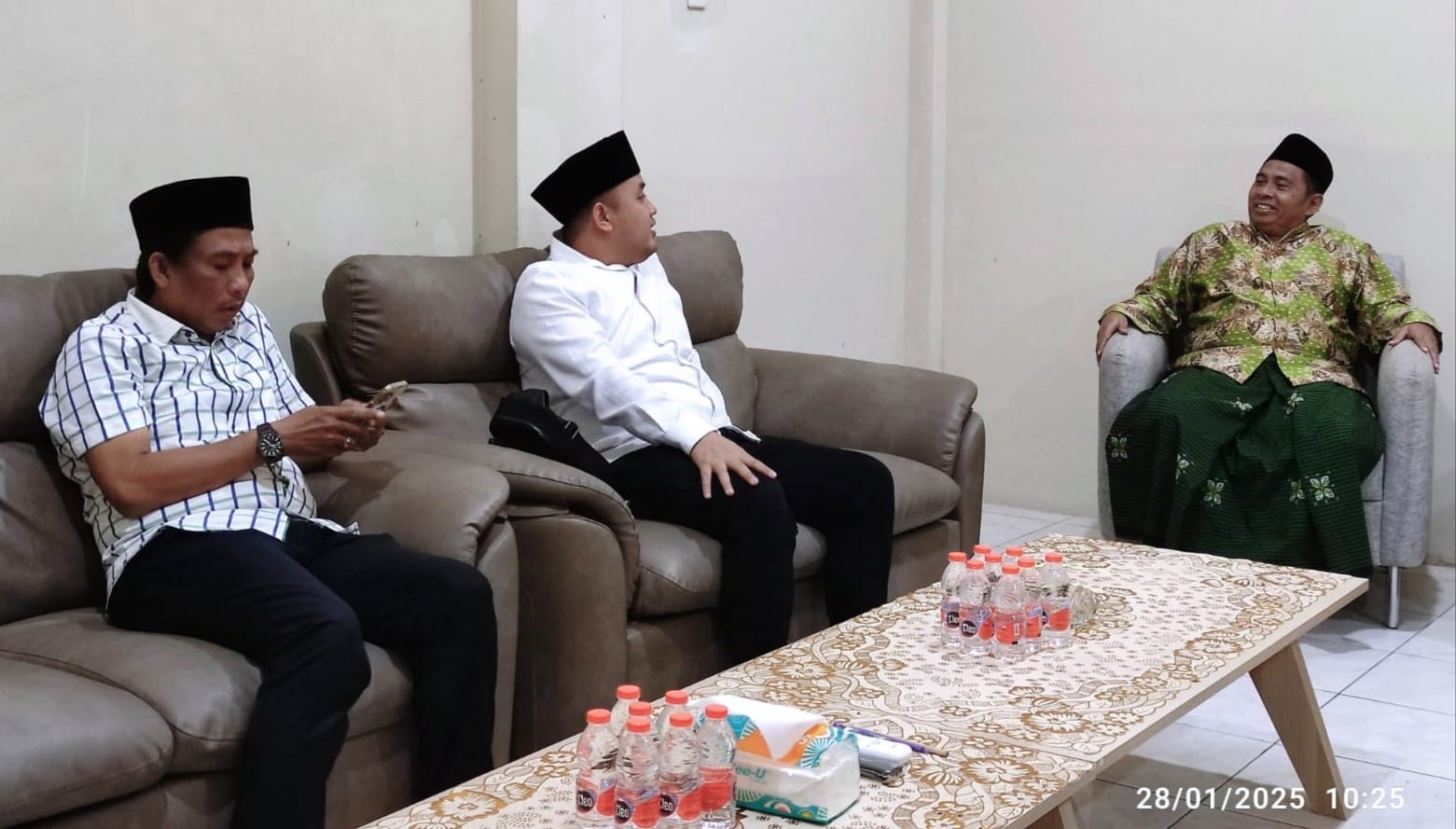 Ketua Tanfidziyah berbincang dengan anggota DPRD Gresik, M. Rizaldi Saputra. Foto: Chidir/NUGres