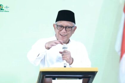 Ketua Tanfidziyah Pengurus Wilayah Nahdlatul Ulama Jawa Timur KH Abdul Hakim Mahfudz, saat menghadiri dan memberikan arahan di momen rangkaian kegiatan puncak Harlah ke-102 NU yang diselenggarakan oleh MWCNU Dukun, Ahad (26/1/2025). Foto: Ist/NUGres