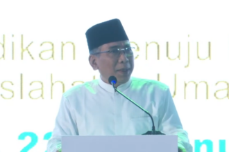 Ketua Umum Pengurus Besar Nahdlatul Ulama, KH Yahya Cholil Staquf, saat menyampaikan sambutan di Konferensi Pendidikan Nahdlatul Ulama dalam serangkaian kegiatan peringatan Hari Lahir ke-102 Nahdlatul Ulama. Foto: YouTube TVNU/NUGres