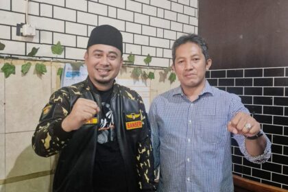 Ketua PC GP Ansor Gresik M. Ludfi (berjaket Banser), mengabadikan momen eksklusif kala bersilaturahmi bersama Ketua Umum GP Ansor H. Addin Jauharudin (Gus Addin), Kamis (9/1/2025). Foto: dok PC GP Ansor Gresik/NUGres