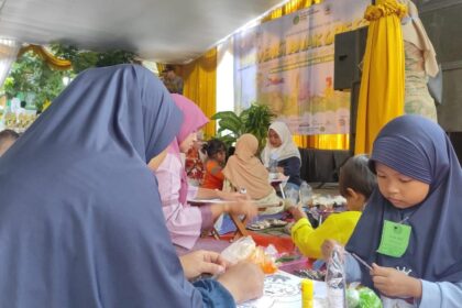 MI Ma’arif NU Manba’ur Rohmah Kebomas, Gresik, menggelar Konvensi Anak Gresik (KAG) 2025. Anak-anak diajak mengekspresikan seni dan budaya melalui berbagai perlombaan, Ahad (12/1/2025). Foto: ist/NUGres