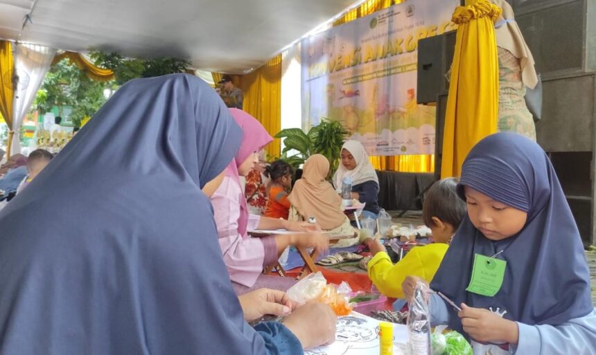 MI Ma’arif NU Manba’ur Rohmah Kebomas, Gresik, menggelar Konvensi Anak Gresik (KAG) 2025. Anak-anak diajak mengekspresikan seni dan budaya melalui berbagai perlombaan, Ahad (12/1/2025). Foto: ist/NUGres