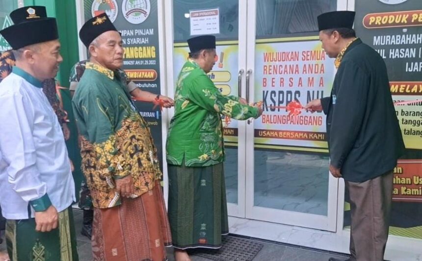 Ketua Tanfidziyah PCNU Gresik Dr. KH. Mulyadi MM., melakukan pengguntingan pita dalam peluncuran Koperasi NU Balongpanggang, Ahad (26/1/2025). Foto: dok MWCNU Balongpanggang/NUGres