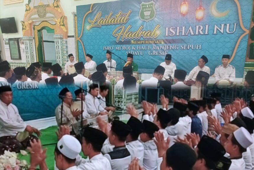 Ribuan Jamaah ISHARI NU Semarakkan Peringatan Isra' Mi'raj dan Haul ke-169 Kanjeng Sepuh Sidayu Gresik, Ahad (26/1/2025) malam. Foto: Yaslim/NUGres