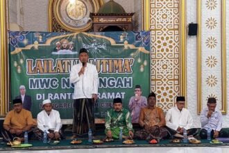 Ketua Tanfidziyah MWCNU Bungah KH. Muhammad Ala’uddin. Lc, M.SEI., saat pelaksanaan kegiatan Lailatul Ijtima' bersama dengan Pengurus Ranting Nahdlatul Ulama (PRNU) Kramat sebagai tuan rumahnya, Selasa (21/1/2025) malam. Foto: dok LTN MWCNU Bungah/NUGres