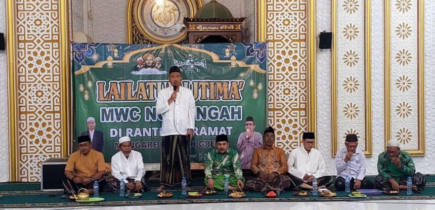 Ketua Tanfidziyah MWCNU Bungah KH. Muhammad Ala’uddin. Lc, M.SEI., saat pelaksanaan kegiatan Lailatul Ijtima' bersama dengan Pengurus Ranting Nahdlatul Ulama (PRNU) Kramat sebagai tuan rumahnya, Selasa (21/1/2025) malam. Foto: dok LTN MWCNU Bungah/NUGres