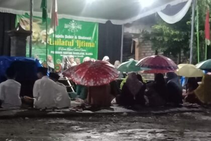 Hujan tak menggoyahkan semangat warga Nahdlatul Ulama Ranting Bulangan Dukun Gresik Ikuti Lailatul Ijtima', Ahad (12/1/2025) malam. Foto: dok PRNU Bulangan/NUGres