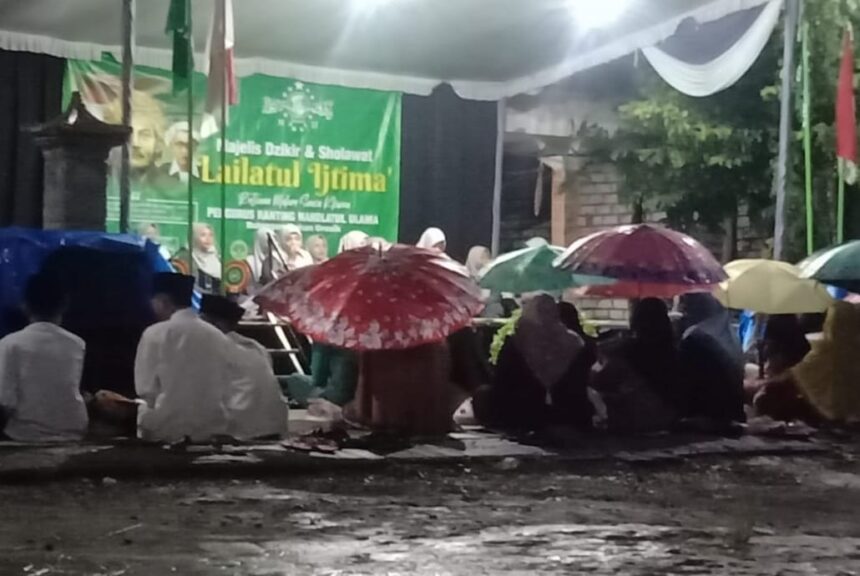 Hujan tak menggoyahkan semangat warga Nahdlatul Ulama Ranting Bulangan Dukun Gresik Ikuti Lailatul Ijtima', Ahad (12/1/2025) malam. Foto: dok PRNU Bulangan/NUGres