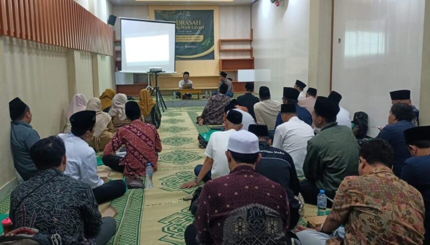 Persiapkan penulisan Buku Biografi Kiai NU, Pengurus Cabang Lembaga Ta'lif wan Nasyr Nahdlatul Ulama Gresik (PC LTN NU Gresik) selenggarakan Madrasah Riset dan Penulisan, Sabtu (4/1/2025). Foto: dok PC LTN NU Gresik/NUGres