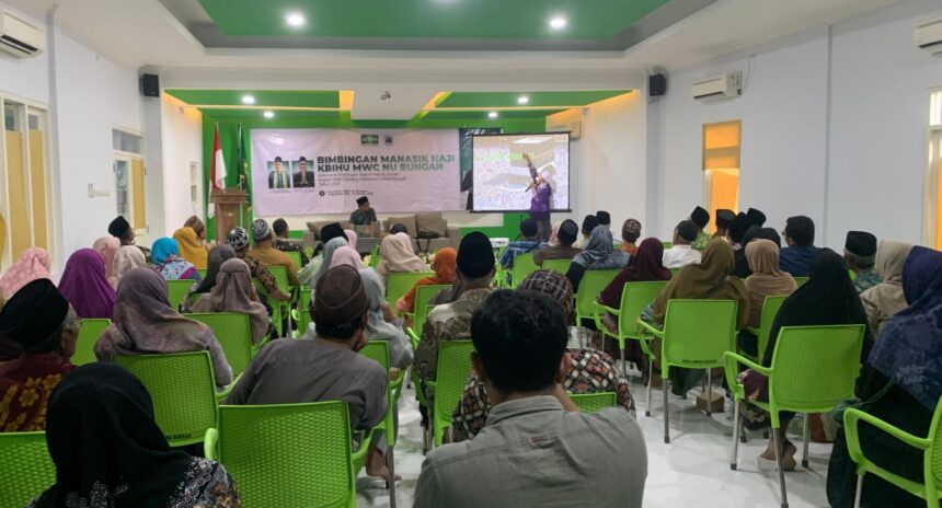 Manasik haji ke-6 KBIHU MWCNU Bungah, KH. Muwaffaq kupas tuntas detil perjalanan haji dan umrah, mulai dari persiapan sebelum berangkat hingga kembali ke tanah air, Sabtu (11/1/2025). Foto: dok LTN MWCNU Bungah/NUGres