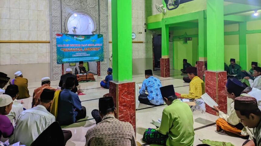 Awal tahun baru, Pimpinan Ranting GP Ansor Sidoraharjo Kedamean, Gresik, menggelar Majelis Dzikir dan Sholawat Rijalul Ansor (MDS RA) dengan kegiatan pengajian kitab kuning pada Sabtu (4/1/2025). Foto: dok PR GP Ansor Sidoraharjo/NUGres